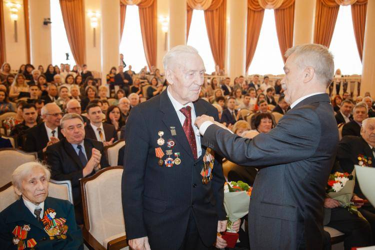 Губернатор вручил награду ветерану НИУ «БелГУ» 